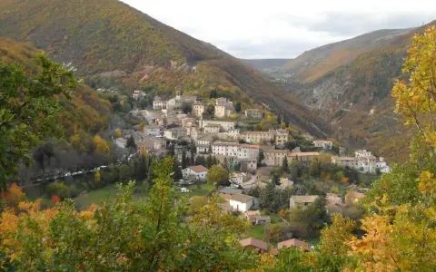 Un incantevole borgo da visitare in provincia di Macerata, immerso tra le colline marchigiane in autunno.