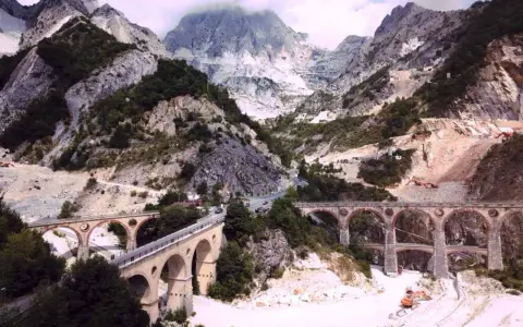 Alpi Apuane: cosa vedere? Maestose cave di marmo, ponti storici e strade panoramiche.