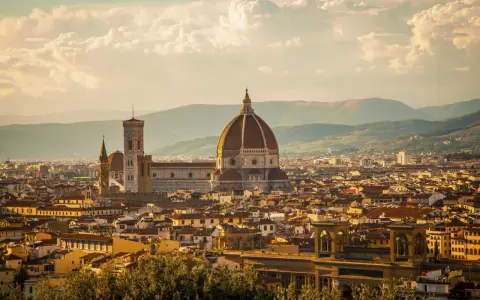 Panoramica di Firenze al tramonto, con il Duomo e il Campanile di Giotto che dominano il paesaggio urbano. Un'idea per un itinerario di Firenze in due giorni.
