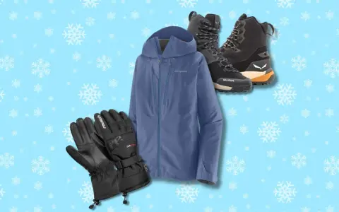 Abbigliamento essenziale per sapere come vestirsi per andare sulla neve: giacca blu, guanti neri e scarponi da trekking.