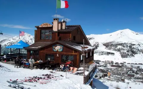 Rifugio alpino in Piemonte, perfetto per un capodanno sulla neve. Sci e panorami mozzafiato.