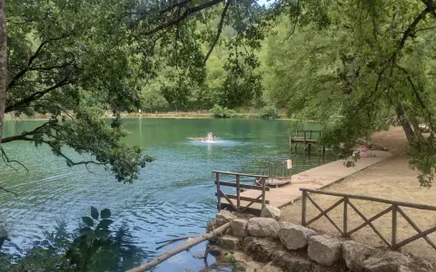 Lago incantevole, ideale per rilassarsi e nuotare, vicino ai borghi vicino l'Aquila.