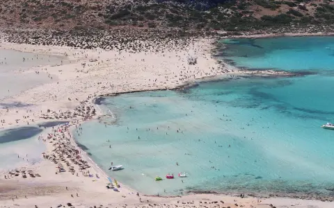 Spiaggia affollata con acque turchesi, ideale per chi cerca dove andare al mare a novembre.