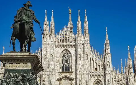 Statua equestre e Duomo di Milano, un'ottima idea per cosa visitare a Milano in un giorno.
