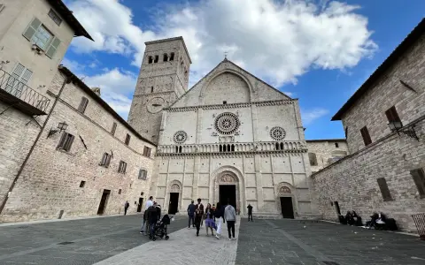 Basilica di San Francesco, Assisi. Un'idea di cosa vedere ad Assisi in un giorno, tra piazze e architetture storiche.