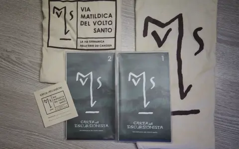 Kit per il pellegrino: sacca, credenziale e due carte dell'escursionista per la Via Matildica del Volto Santo.