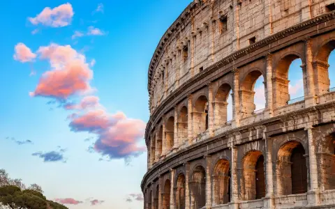 Il Colosseo al tramonto, un'icona da non perdere per chi pianifica cosa visitare a Roma in 4 giorni.