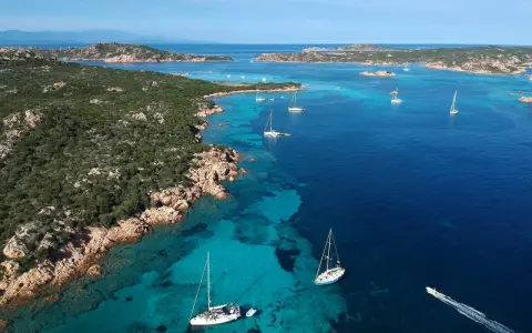 Navigare tra le acque cristalline e scoprire cosa vedere alla Maddalena a piedi, tra calette nascoste e panorami mozzafiato.
