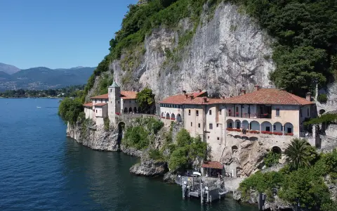 Eremo di Santa Caterina del Sasso, uno dei borghi belli vicino a Varese, aggrappato alla roccia sul Lago Maggiore.