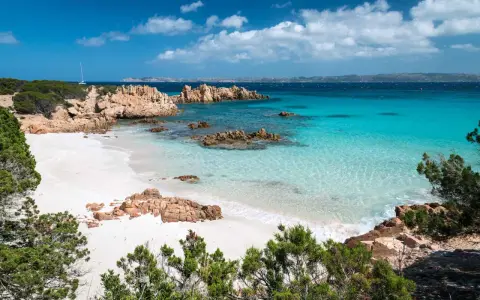 Spiaggia bianca, rocce rosse e mare cristallino: un sogno per chi cerca dove andare al mare a settembre spendendo poco.