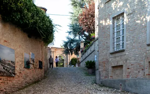 Passeggiata nel centro storico di Neive, tra antiche mura ricoperte d'edera e opere d'arte esposte all'aperto.