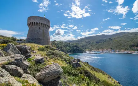 Torre del Compagno, un must tra le cose da vedere a Capraia, domina il golfo azzurro e il borgo colorato.