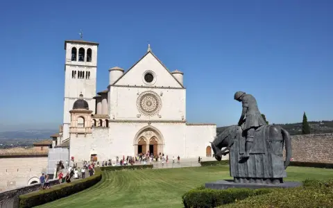 Statua equestre davanti alla Basilica di San Francesco, ideale per chi ama visitare Assisi a piedi.