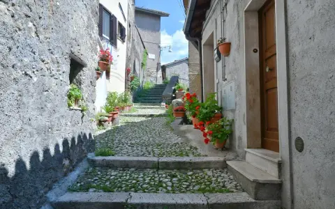 Un vicolo fiorito nel subiaco centro storico, con scalini in pietra e case antiche.