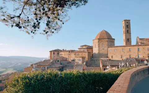 Panoramica di Volterra con la cupola e il campanile in pietra, ideale per scoprire cosa vedere a Volterra in mezza giornata.