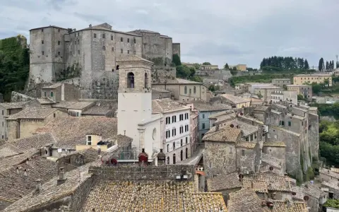 Sorano cosa vedere: un borgo medievale arroccato su tufo, con un imponente castello e tetti di tegole antiche.