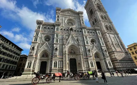 Carrozze trainate da cavalli davanti al Duomo di Firenze, un'ottima occasione per un free tour Firenze.