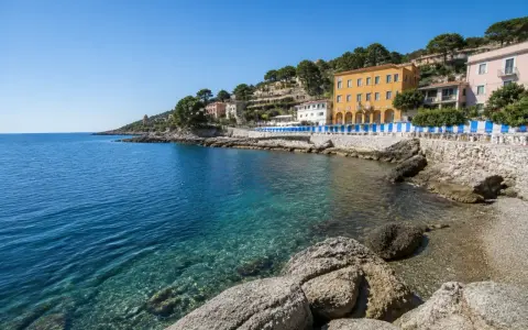 Acque cristalline e case colorate lungo la costa, un angolo di paradiso tra le calette di Porto Santo Stefano.