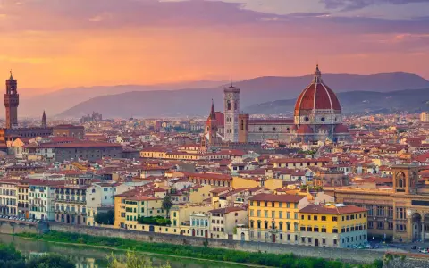 Firenze, centro storico cosa vedere: il Duomo, Palazzo Vecchio e Ponte Vecchio al tramonto.