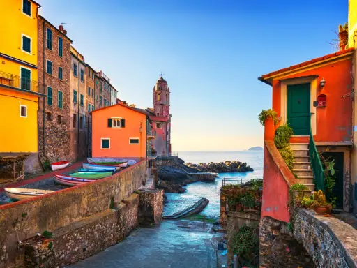 Colorate case liguri affacciate sul mare, barche colorate e un campanile. Un angolo di entroterra ligure levante da visitare, pieno di fascino.