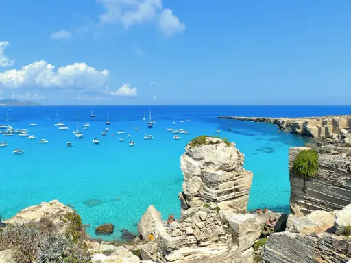 Acque cristalline e barche ancorate, un paradiso che fa sognare dove si trova l'isola di Favignana.