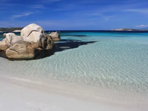 Spiagge La Maddalena raggiungibili a piedi: sabbia bianca, rocce granitiche e acque cristalline turchesi. Un paradiso naturale.