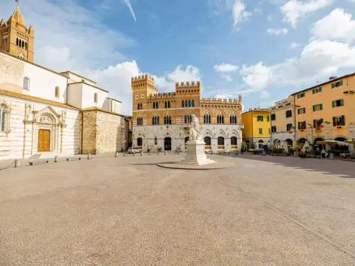 Piazza del Popolo a Grosseto: Duomo, Palazzo Aldobrandeschi e statue. Ideale per scoprire cosa vedere a Grosseto in un giorno.