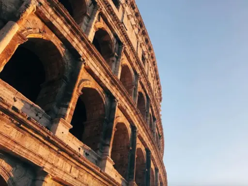 Il Colosseo illuminato dal sole, un'icona imperdibile per chi visita Roma in 2 giorni.