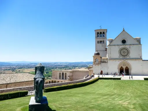Statua equestre e Basilica di San Francesco, un must per chi cerca cosa fare ad Assisi.