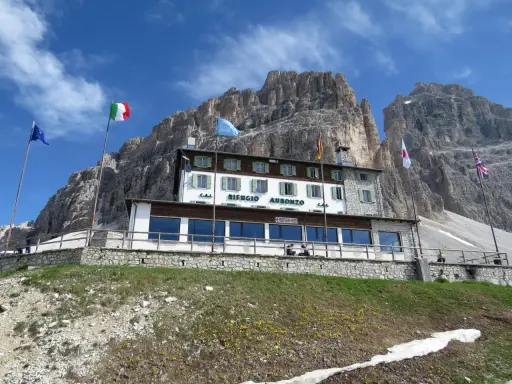 Rifugio Auronzo, uno dei rifugi in Veneto, si erge maestoso sotto le imponenti Tre Cime di Lavaredo.