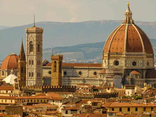 Il Duomo di Firenze, con la cupola del Brunelleschi e il Campanile di Giotto, è un simbolo di cosa vedere assolutamente a Firenze.