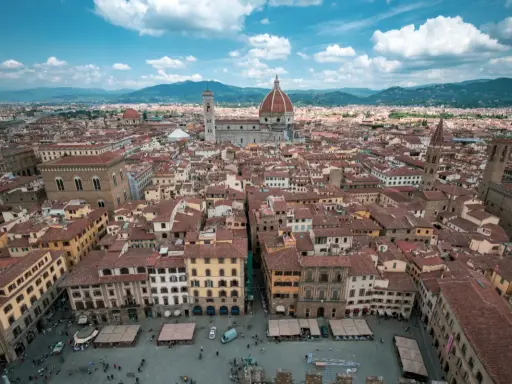 Vista aerea di Firenze con il Duomo e campanile. Quanti giorni per visitare Firenze? Almeno 3 per godersi la bellezza.