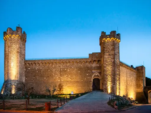 La Fortezza di Montalcino, illuminata di sera, è un must per chi visita Montalcino cosa vedere in un giorno.