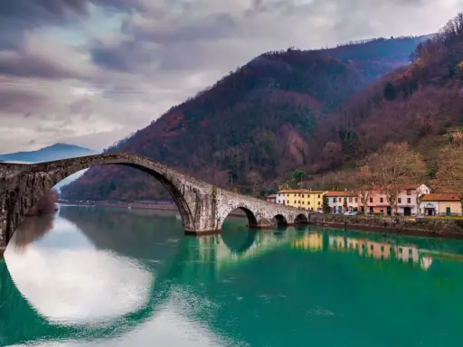 Ponte del Diavolo, un'idea per cosa vedere a Lucca e dintorni in 3 giorni. Case colorate e fiume smeraldo.