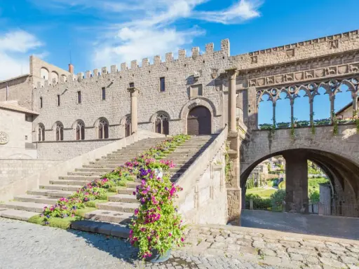 Viterbo cosa vedere in un giorno: la scalinata fiorita del Palazzo dei Papi, con il suo suggestivo loggiato, è un must per ogni visita.