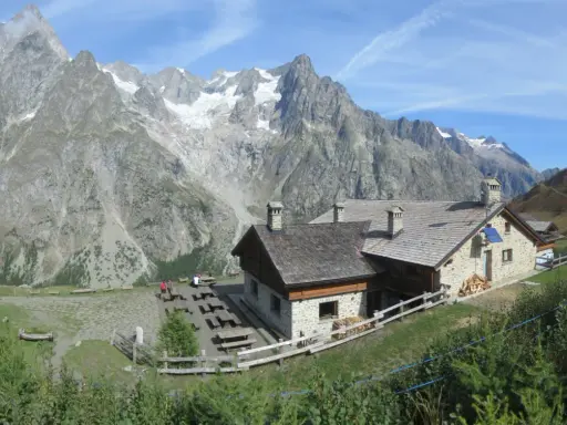 Rifugi in Piemonte facili da raggiungere, con vista su imponenti montagne innevate. Un luogo ideale per una pausa rilassante.