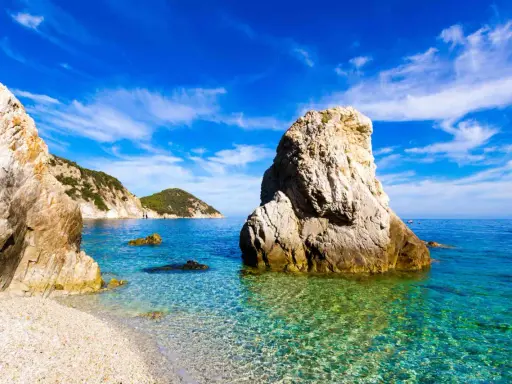 Scogliera imponente su un mare cristallino, un angolo di paradiso che sembra vicino a Firenze per la sua bellezza.
