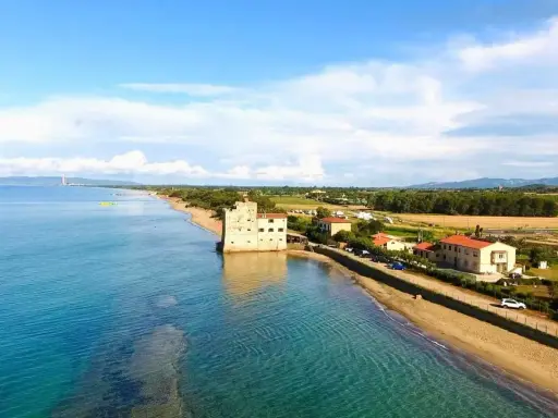 Spiaggia Torre Mozza, Follonica: splendida vista sul mare turchese e la torre storica. Come arrivare: segui la costa.