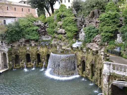 Una gita fuori porta a Roma in inverno: la Fontana dell'Ovato a Villa d'Este, Tivoli, con le sue cascate e statue.