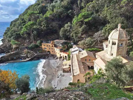 Baia di San Fruttuoso, un gioiello nascosto tra Camogli e Portofino, con il suo monastero millenario e il mare cristallino.