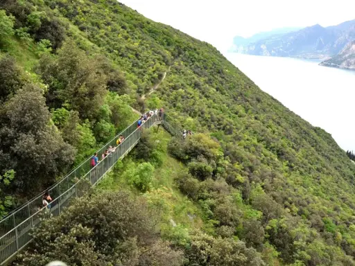 Sentiero panoramico con passerella in Trentino, ideale per passeggiate facili con vista lago.