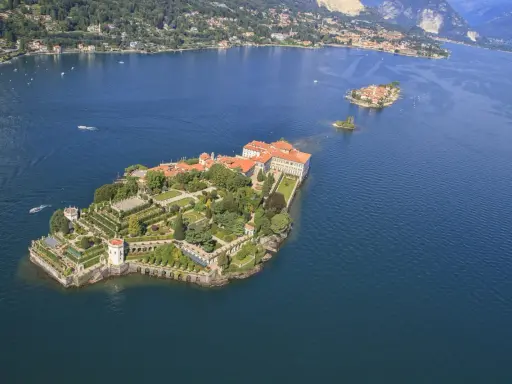 Isola Bella, un gioiello sul lago, con il suo palazzo e giardini terrazzati, è una cosa da vedere assolutamente.