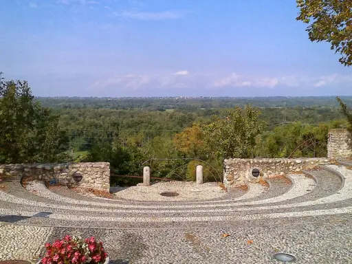 Anfiteatro in pietra con vista panoramica sulla campagna, vicino a via Gaggio Lonate Pozzolo.
