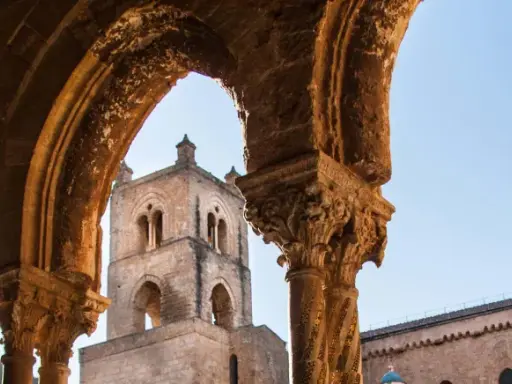 Archi decorati e campanile del Duomo di Monreale, un luogo imperdibile da vedere in Sicilia.