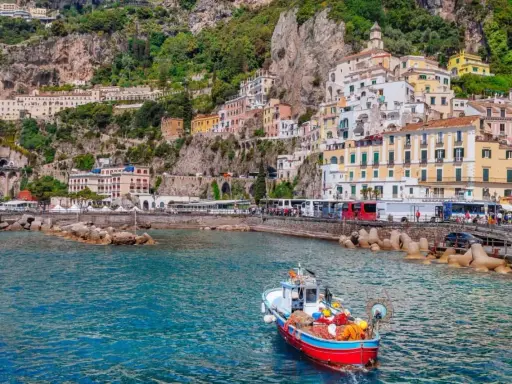 Barche e bus lungo la costa: ecco come visitare la Costiera Amalfitana senza auto, godendosi il mare e i borghi colorati.