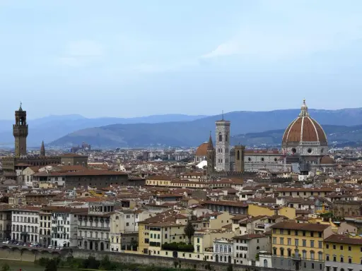 Panoramica della capitale della Toscana, Firenze, con il Duomo e Palazzo Vecchio che dominano lo skyline.