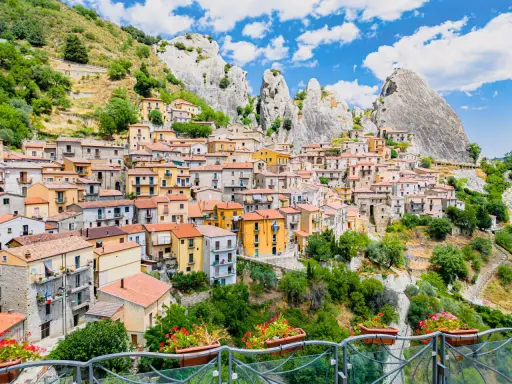 Borghi da visitare in provincia di Potenza: un incantevole paese aggrappato alla roccia, con case colorate e un panorama mozzafiato.