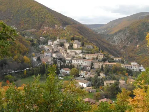 Un incantevole borgo da visitare in provincia di Macerata, immerso tra le colline marchigiane in autunno.