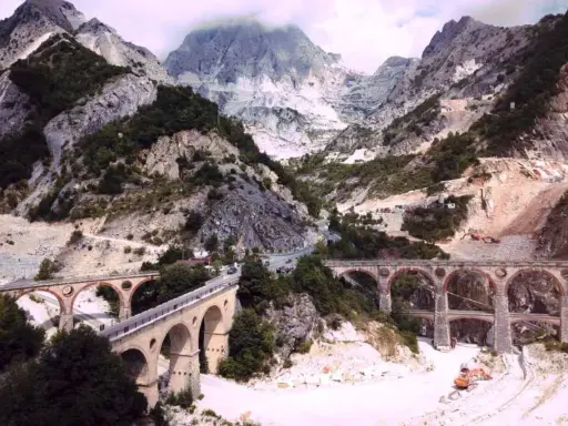 Alpi Apuane: cosa vedere? Maestose cave di marmo, ponti storici e strade panoramiche.
