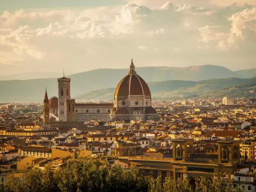 Panoramica di Firenze al tramonto, con il Duomo e il Campanile di Giotto che dominano il paesaggio urbano. Un'idea per un itinerario di Firenze in due giorni.